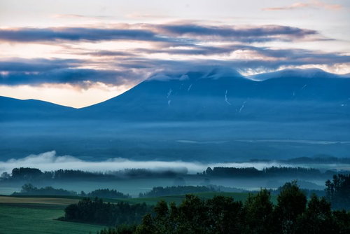 朝霧たちこめる山と池の静寂
