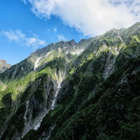 穂高岳の岩壁に映る雲の陰の写真