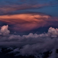 夕暮れに染まる積雲と夕焼け空の写真