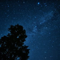 山頂から見上げる天の川と星空の写真