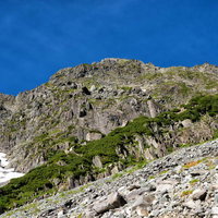 青空に聳え立つ奥穂高岳の険しい岩壁と岩稜の写真