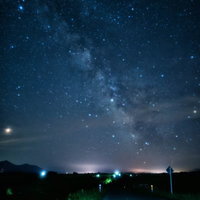 夕暮れ後の空と山のシルエットの写真