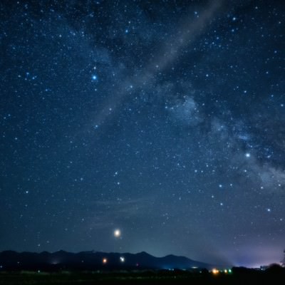 夜空に広がる天の川と田舎道の写真