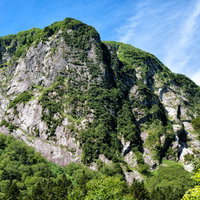 屏風岩の巨大な一枚岩と登山道の風景の写真