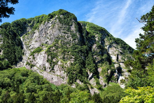 屏風岩の巨大な一枚岩と登山道の風景