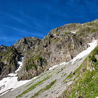 夏の奥穂高岳・緑に覆われた岩壁の写真