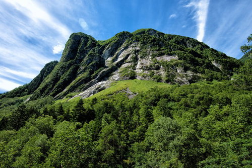 屏風岩の巨大な岩壁と緑の森林、登山道の絶景風景