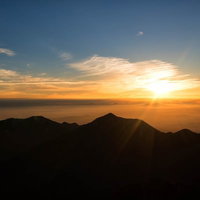 常念山脈から昇る朝日のシルエット～快晴の夜明けの写真