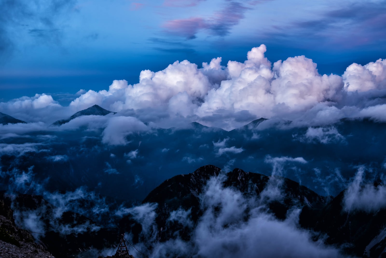 夜明け前の常念山脈と積雲