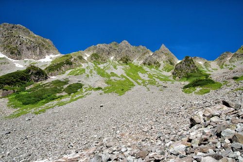 涸沢カールの広大なガレ場と連なる山々の稜線