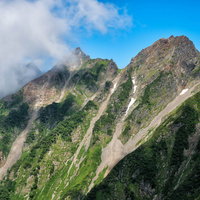 夏の穂高連峰と急峻な稜線の写真