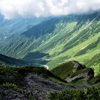 重太郎新道からの眺めと沸き立つ雲のガレ場の写真