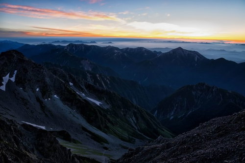 朝焼けに染まる涸沢カールの山峰と雲海、秋のアルプス登山