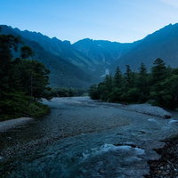 上高地から続く川の流れ、早朝の山間を映すの写真