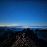 星空と雲海を望むジャンダルムの山峰 夜景の写真