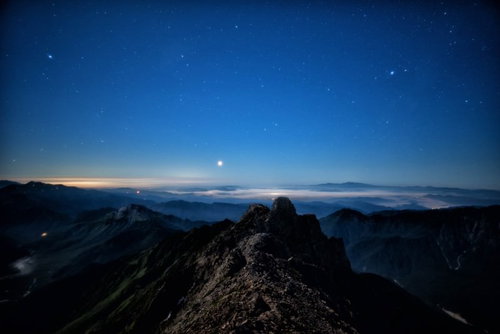 星空と雲海を望むジャンダルムの山峰 夜景