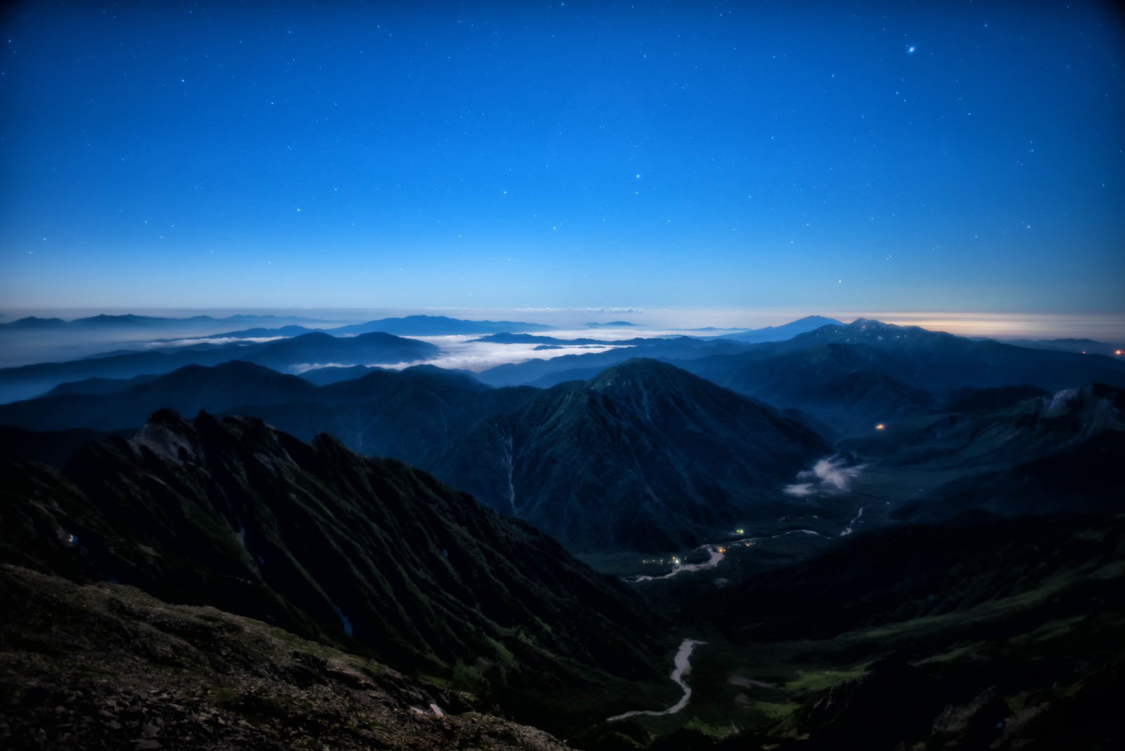 月明かりに照らされた上高地の夜景、星空と山々のシルエット