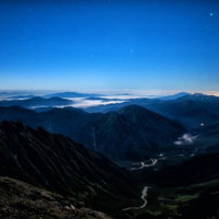 月明かりに包まれる上高地の絶景、星空と山峰の写真