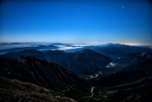 月明かりに包まれる上高地の絶景、星空と山峰