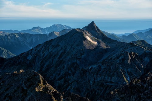 朝日に照らされる槍ヶ岳の美しさ
