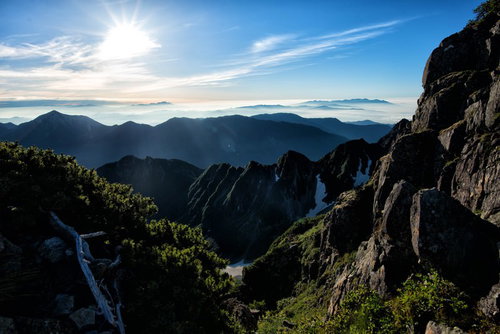 朝日に照らされる穂高の山道と雲海が広がる登山風景