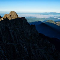 ジャンダルムと穂高に映る朝焼けの影と雲海の写真
