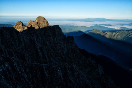 ジャンダルムと穂高に映る朝焼けの影と雲海