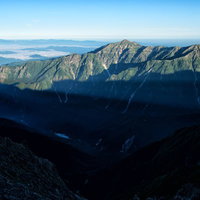 朝日を浴びる笠ヶ岳の山岳風景の写真