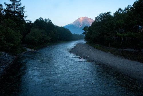 朝焼けに染まる焼岳に続く梓川の静観と朝霧の風景