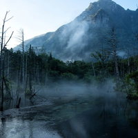 朝霧に包まれる岳沢湿原と明神岳の写真