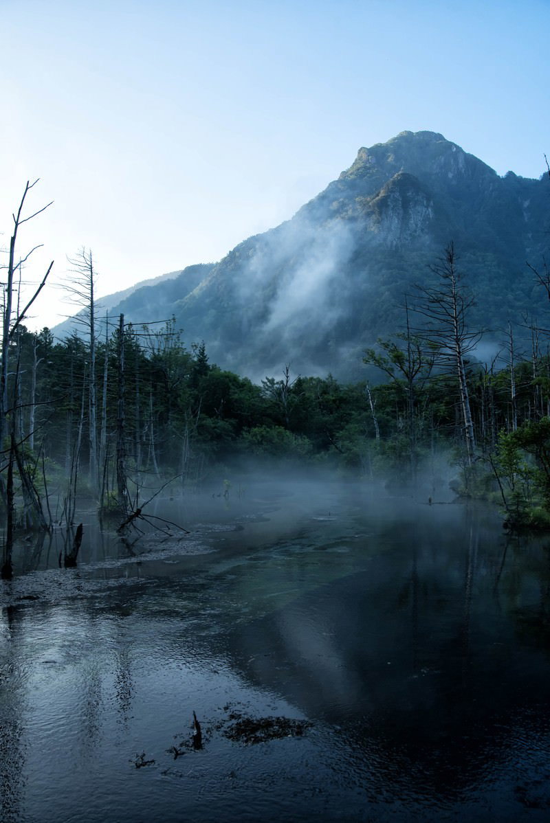 朝霧に包まれた岳沢湿原と明神岳