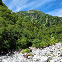 本谷橋の水場に集まる登山者たちの休憩風景の写真