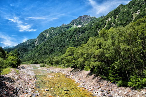 梓川から見る明神岳の眺め