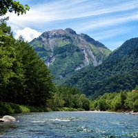 焼岳を望む梓川沿いの散歩道を歩く自然風景の写真