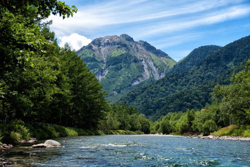 焼岳を望む梓川沿いの散歩道を歩く自然風景