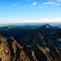 槍ヶ岳に続く登山道の岩稜風景と険しい稜線の写真