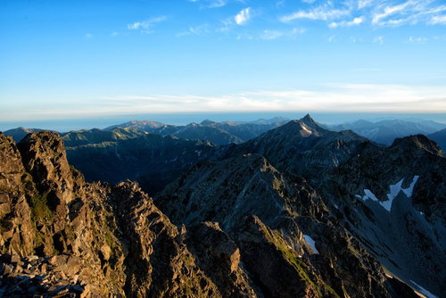 槍ヶ岳に続く登山道の岩稜風景と険しい稜線