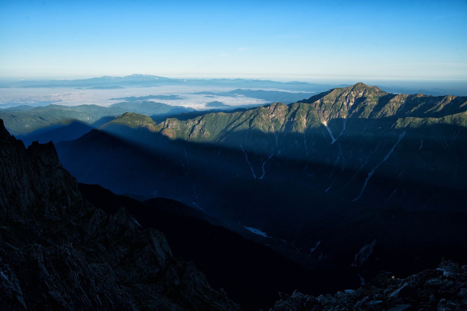 穂高から伸びる影と笠ヶ岳の山岳風景