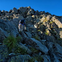 穂高山荘前の鎖場に挑む登山者の写真
