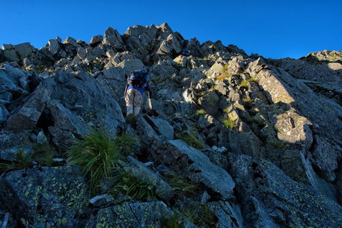 穂高山荘前の鎖場に挑む登山者