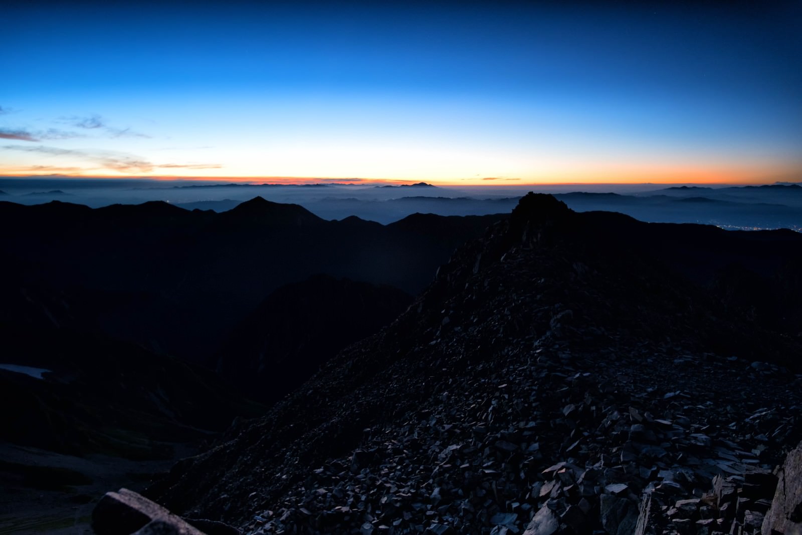 夜明けの穂高岳と雲海が広がる山岳風景