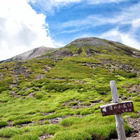 乗鞍剣ヶ峰の登山道を歩く登山者たちの風景の写真