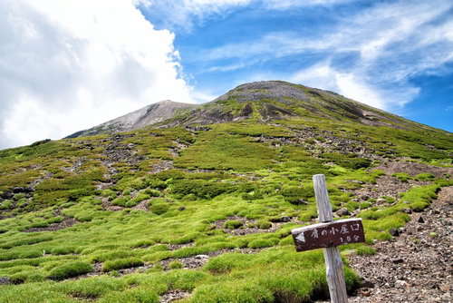 乗鞍剣ヶ峰の登山道を歩く登山者たちの風景
