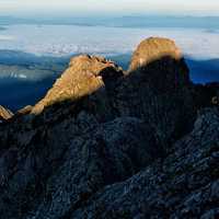 西穂高岳に続く険しい稜線と雲海が広がる北アルプスの山々の写真
