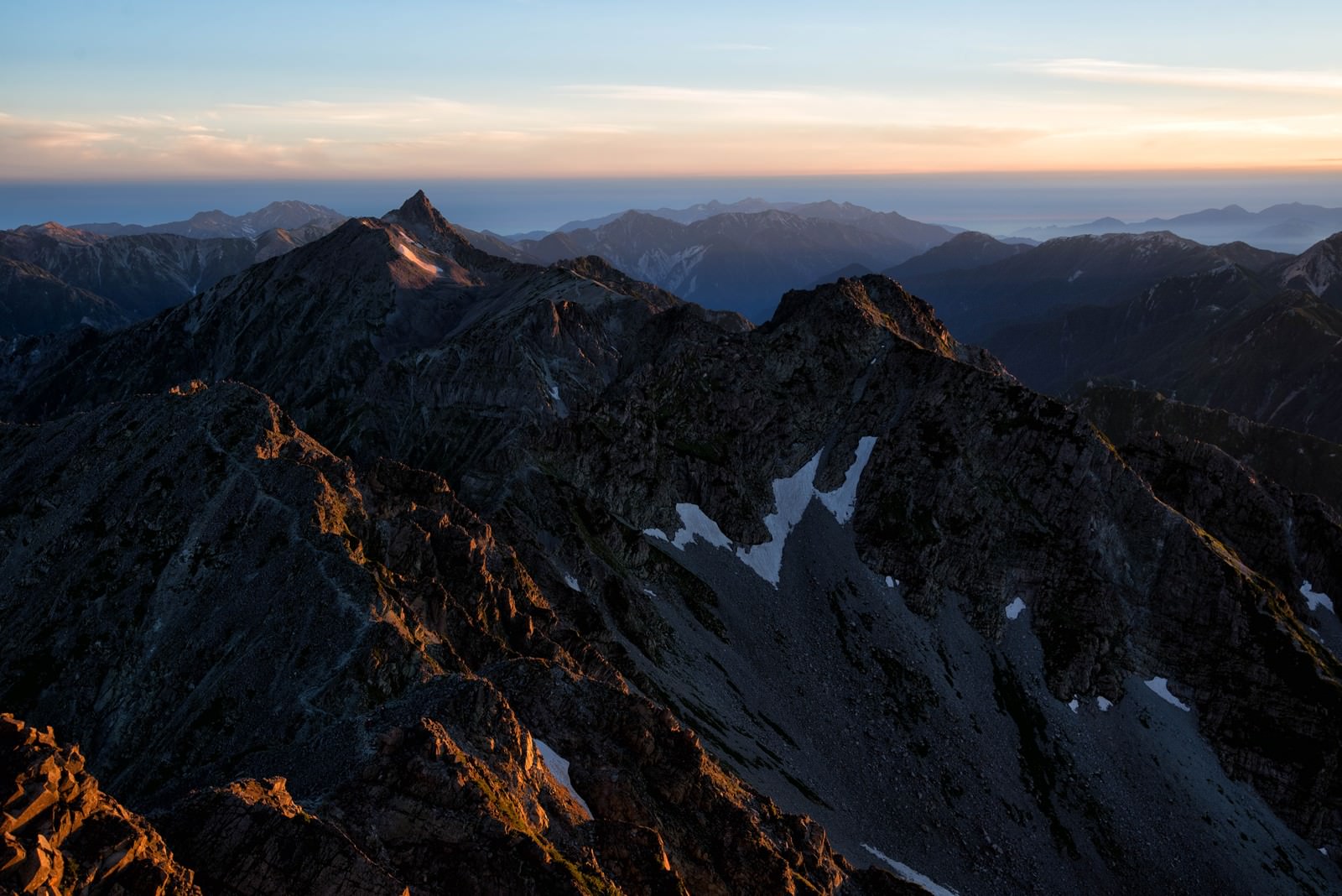 夕焼けに染まる飛騨山脈の山並み