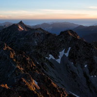 夕焼けに染まる飛騨山脈の稜線の写真