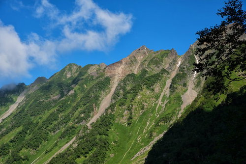 西穂高岳のピラミッドピークと雲の山岳風景