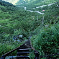 重太郎新道の梯子場から続く登山道を下る木製階段の写真