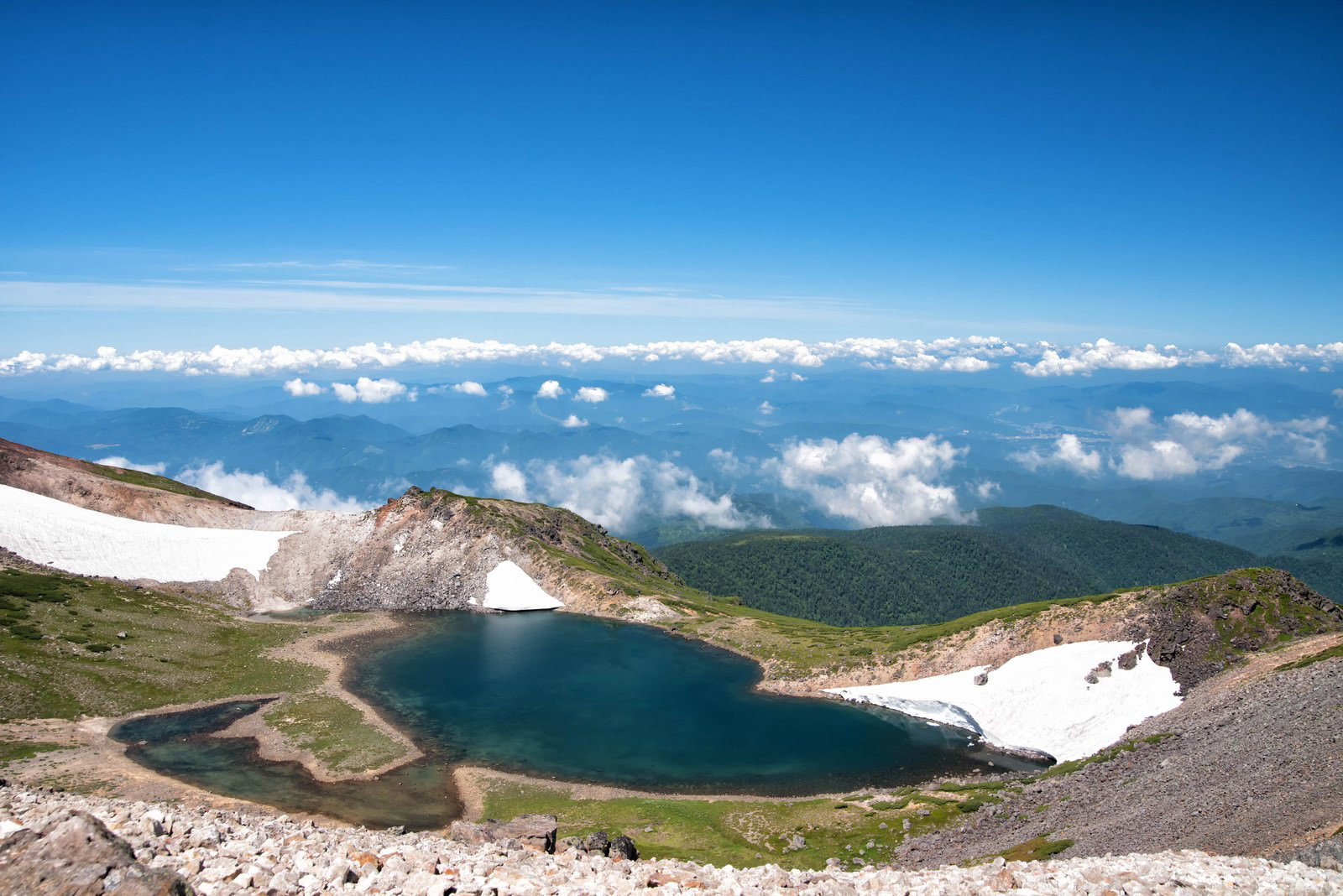権現池から見える山脈と青空の風景