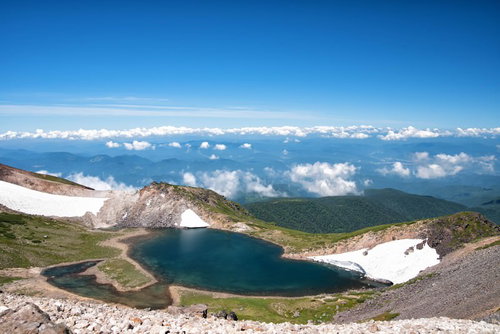 権現池から望む雪解けの大パノラマ
